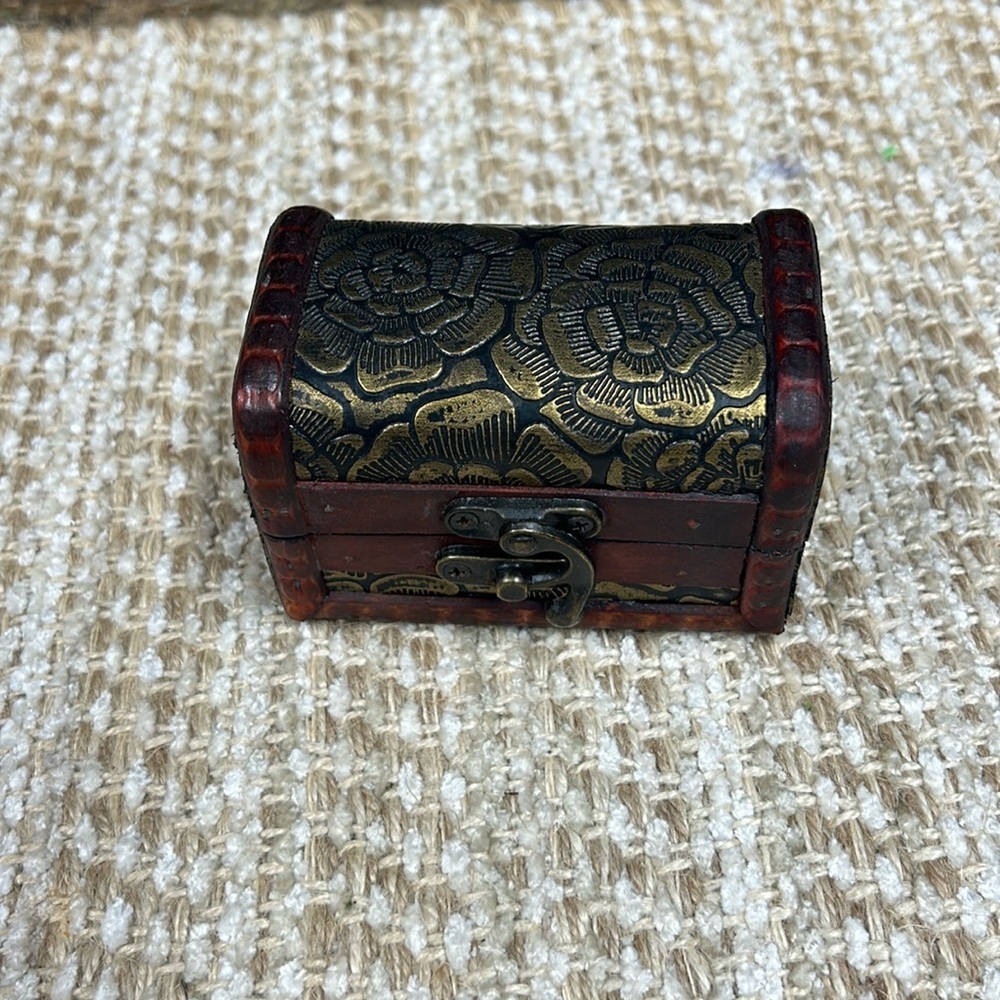 Pressed metal trinket box